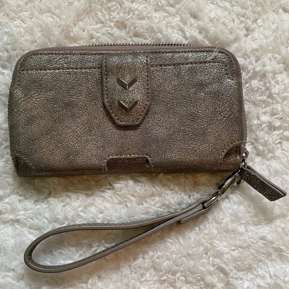 Stella & Dot Handbags - Stella & Dot Madison Tech (Phone) Wallet in Brushed Metallic